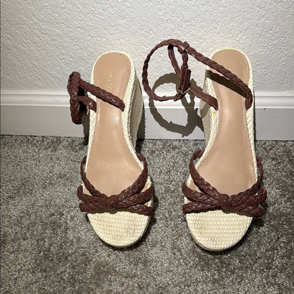 Strapping woven sandal